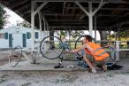 Dirk van Delft aus South Africa macht das Bike fit (5:30 Uhr)